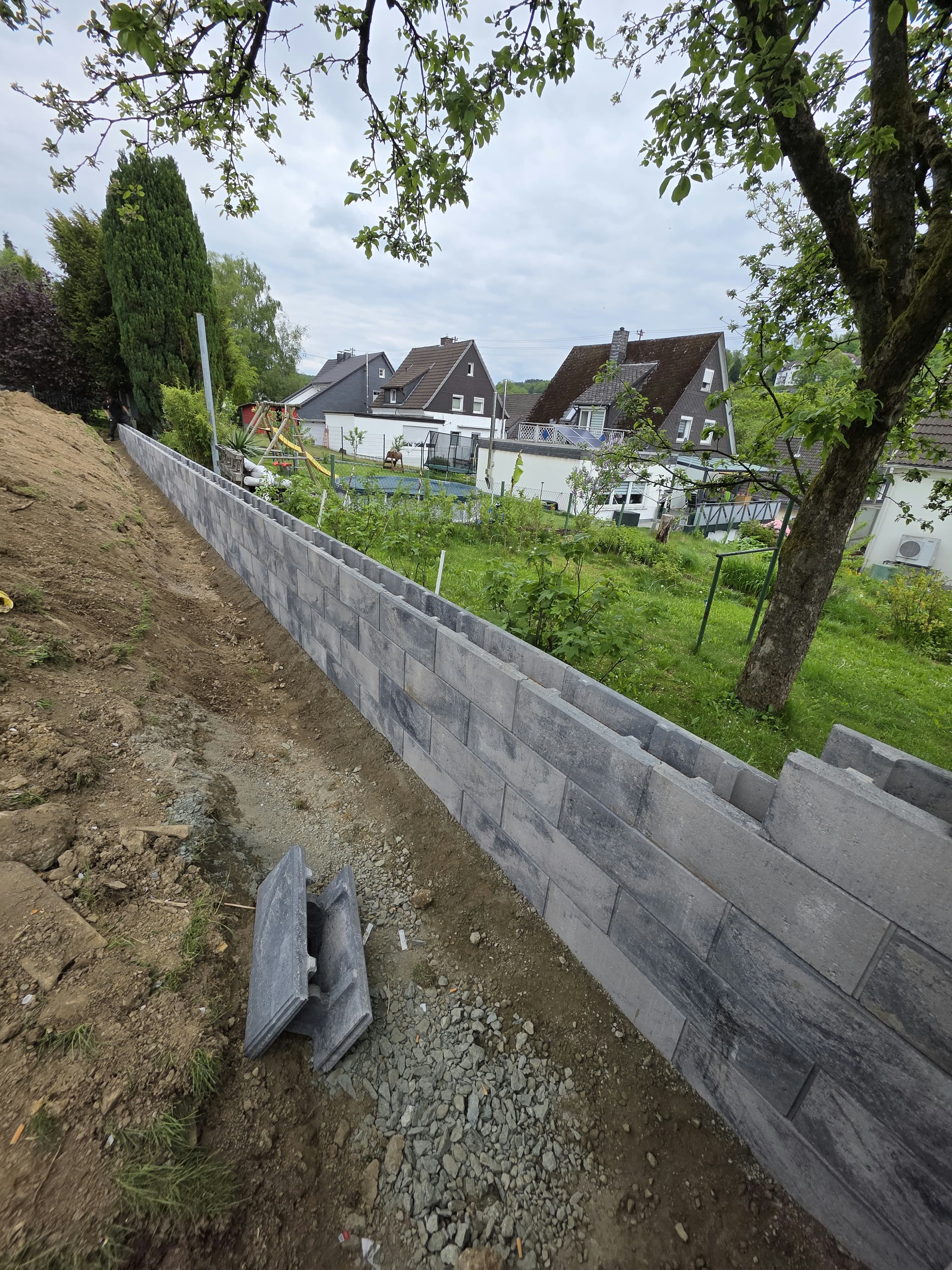 Stützmauer im Garten