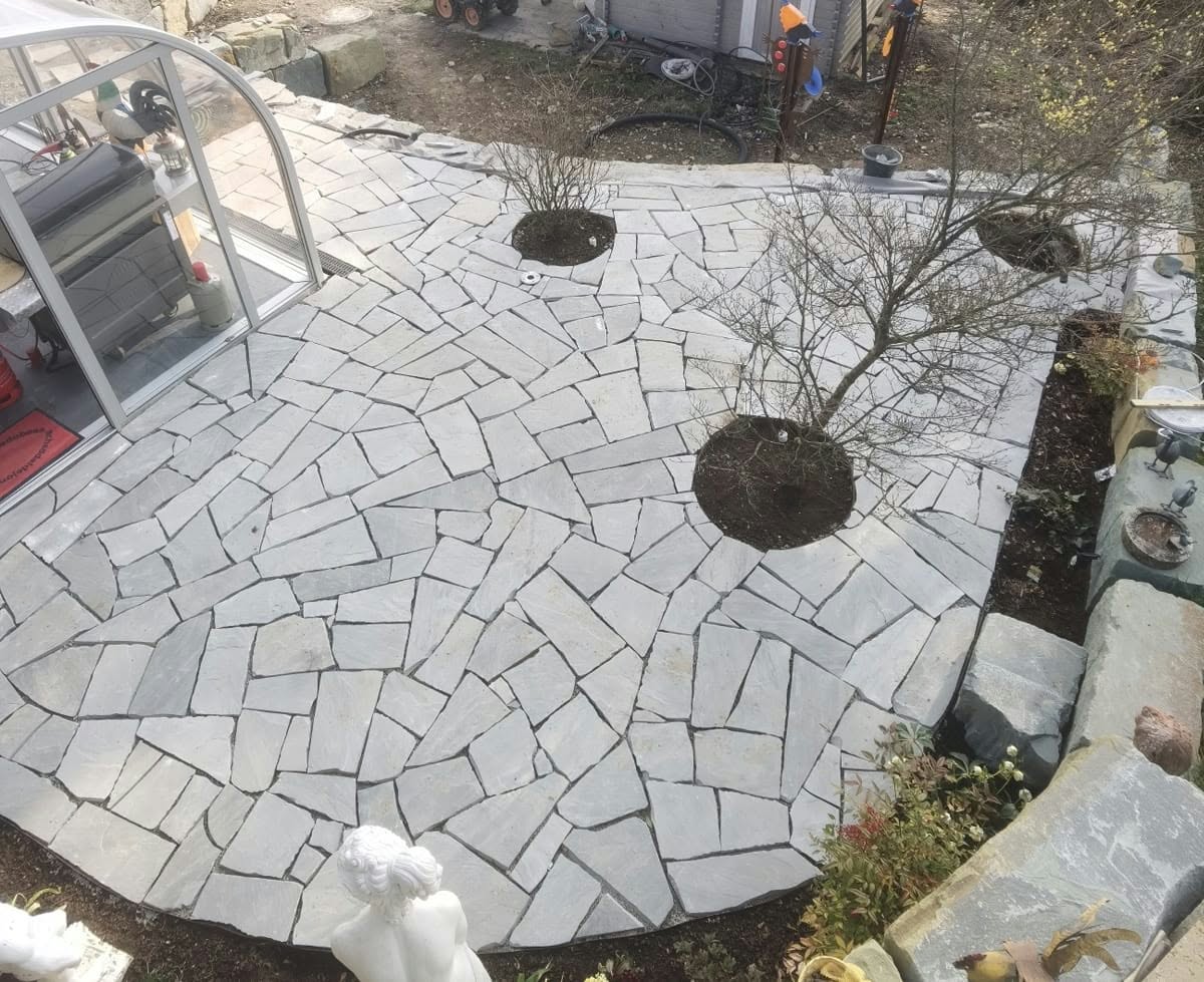 Terrasse aus Polygonalplatten
