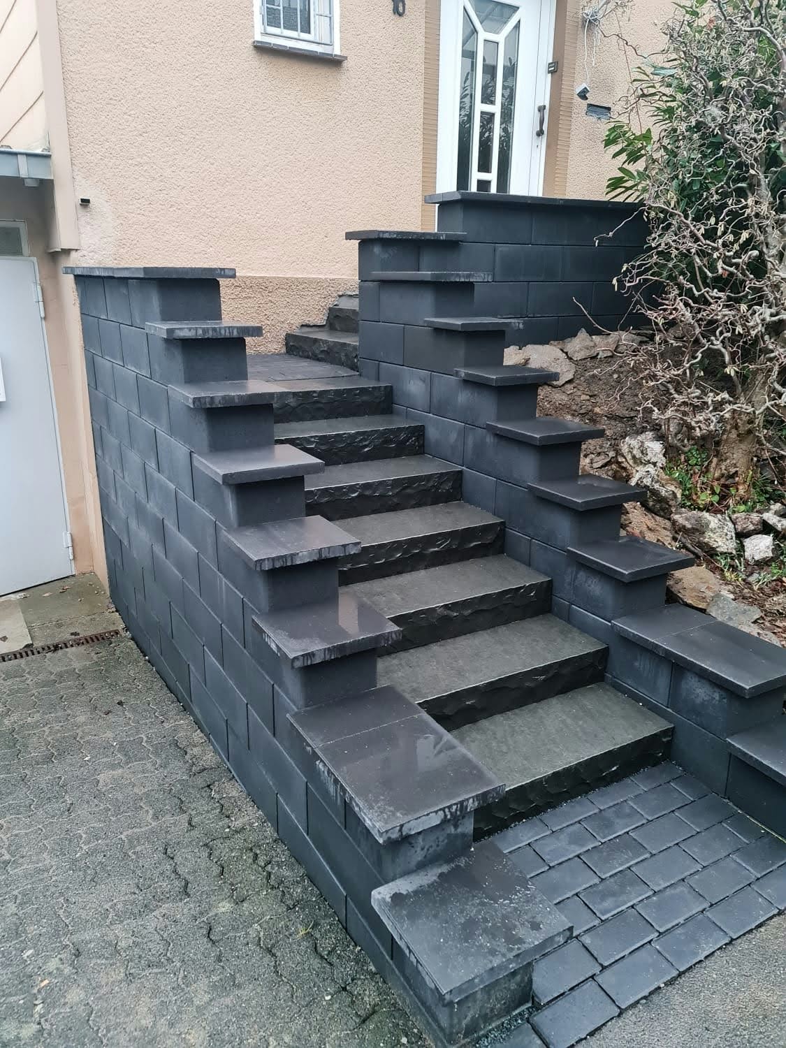 Meisterhafte Außenanlage von Kahlat Bau