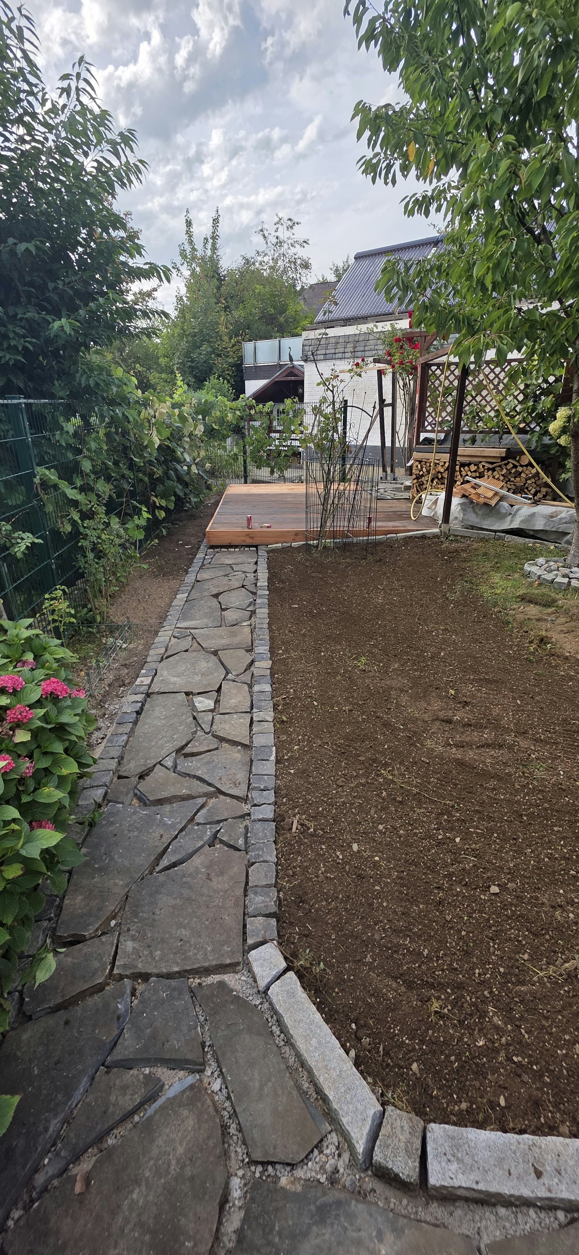 Natursteinweg im Garten