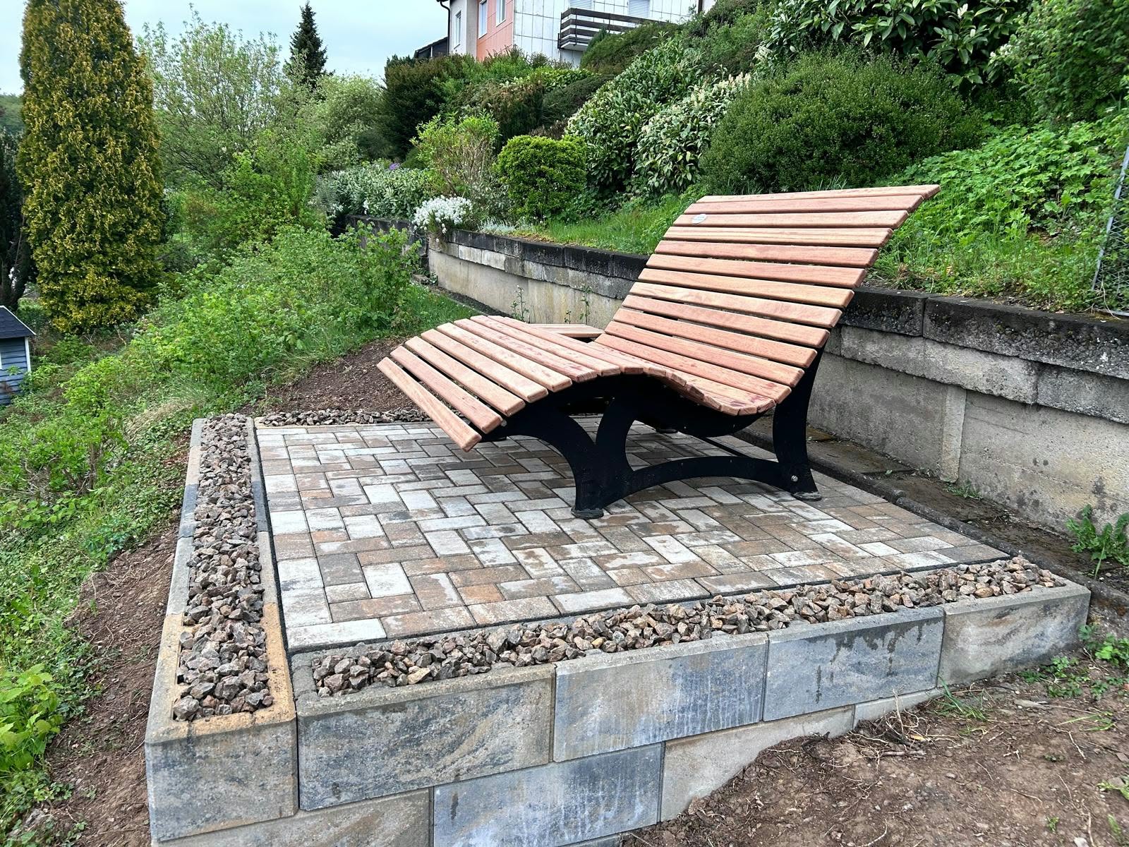 Gepflasterter Sitzplatz im Garten