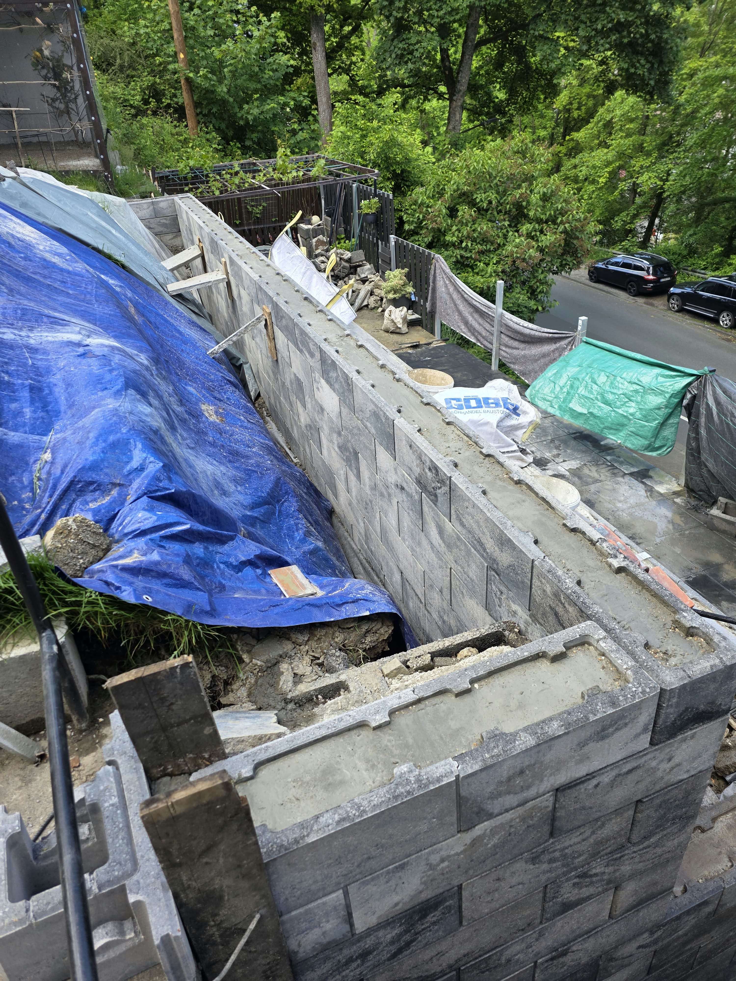 Stützmauer aus Betonsteinen Kategorie