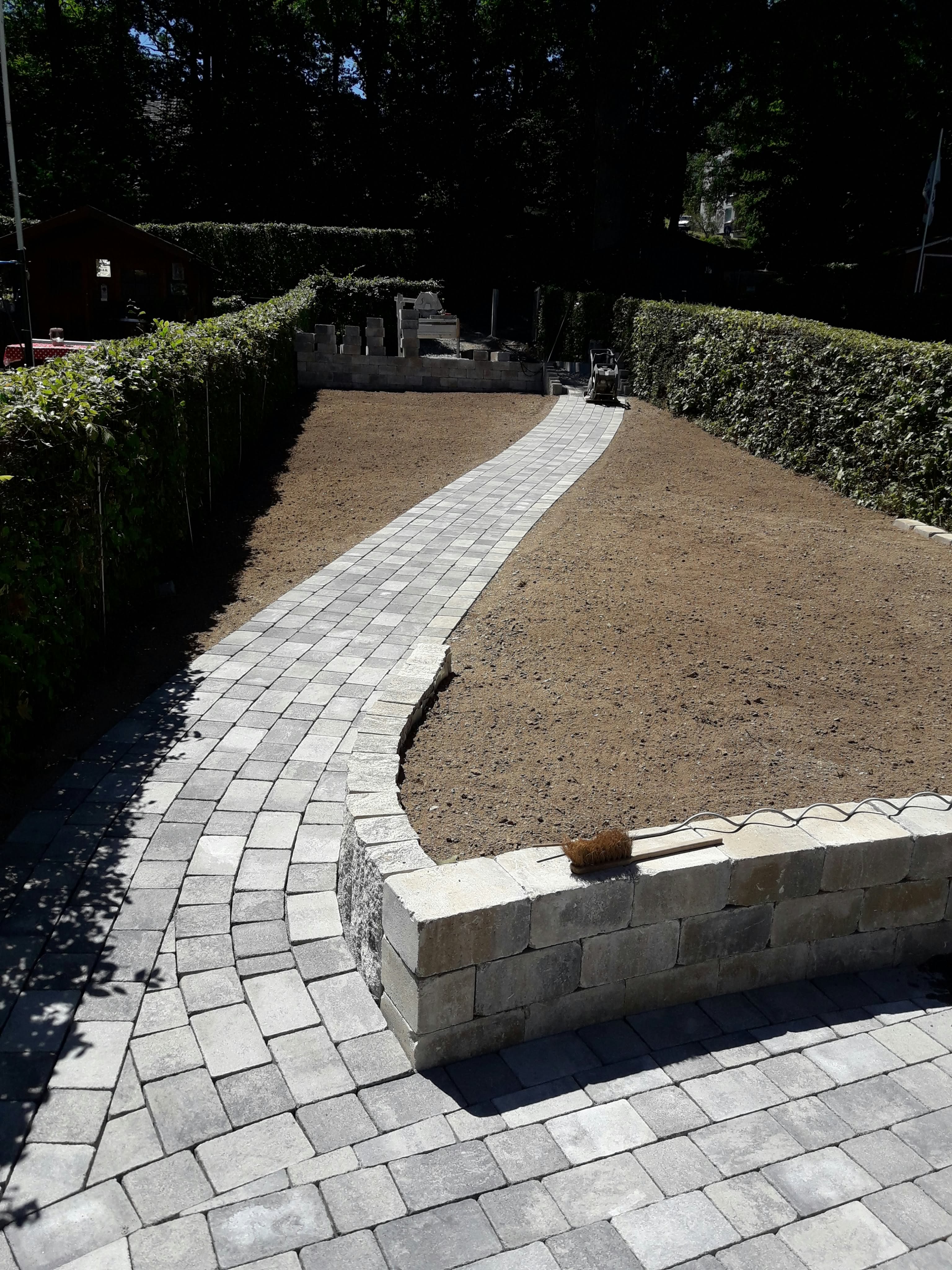 Gartenweg mit Pflastersteinen