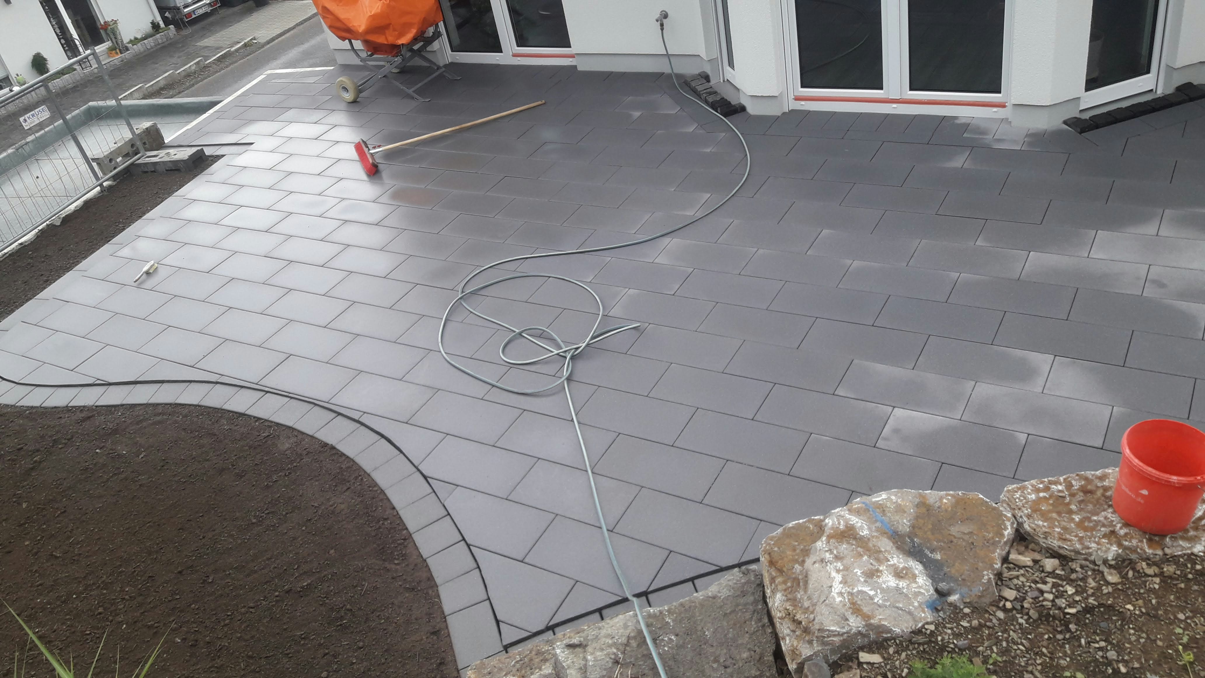 Terrassenbau mit Pflastersteinen