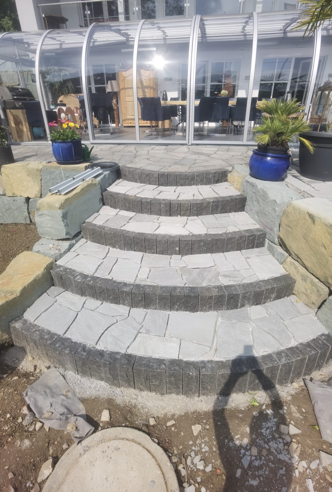 Natursteinmauer & Treppenaufgang